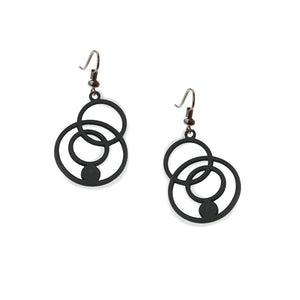 vue à plat, en entier, paire de boucles d'oreilles disco, couleur noir. Bijoux fantaisies en silicone, marque française, créateurs, designers. Style pendante, cercle, rond, vintage, géométrique, sphère, bulles, graphique. Attache dormeuse en acier inoxydable. Minimisant les allergies, résistant à l'eau/à la chaleur/à la lumière, souple, léger. Cadeau original.