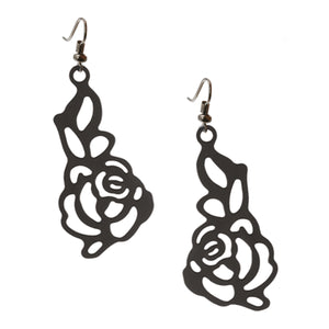 vue paire de boucles d'oreilles à plat, modèles rose japonaises longues, pendantes. Attache dormeuse en acier inoxydable. Style fleur, floral, nature, romantique, amour. Résistantes à l'eau/à la chaleur/à la lumière, souple, léger.