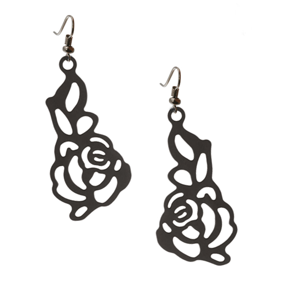 vue paire de boucles d'oreilles à plat, modèles rose japonaises longues, pendantes. Attache dormeuse en acier inoxydable. Style fleur, floral, nature, romantique, amour. Résistantes à l'eau/à la chaleur/à la lumière, souple, léger.