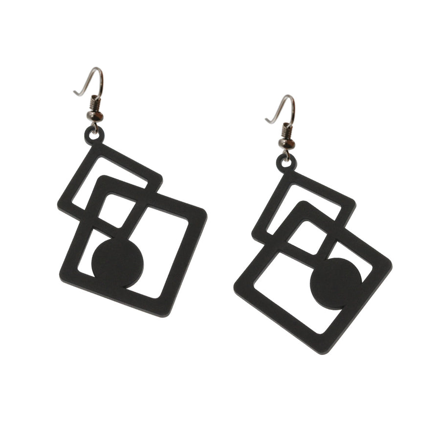 vue à plat, à en entier, paire de boucles d'oreilles, modèle Tétris, couleur noir.  Ladygum, marque française, bijoux fantaisies en silicone, créateurs, designers. Style carré, graphique, puzzle, cube, contemporain. Attache dormeuse en acier inoxydable, souples légères. Cadeau original.