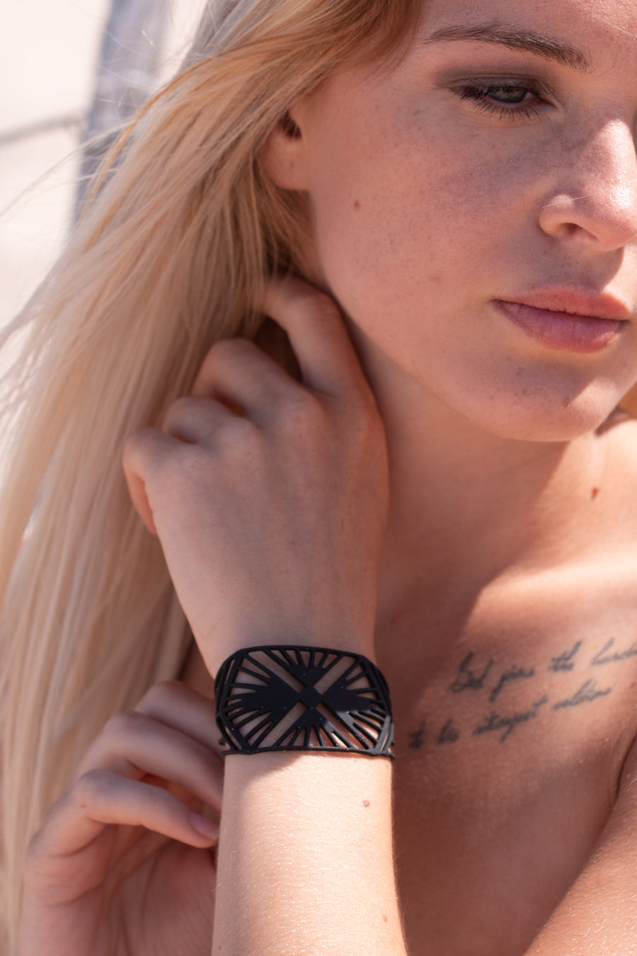 zoom, vue gros plan, bracelet charleston, couleur noir. Vue taille réelle, porté sur poignet par mannequin Dorine Gaudin. Bijoux fantaisies en silicone, ladygum, marque française, créateurs, designers. Style manchette femme, montre, art déco, vintage, rétro, graphique, géométrique. Léger, souple, longueur réglable, bracelet ajustable, fermoir en T, résistant à l'eau, à la chaleur, à la lumière, minimisant les allergies. Cadeau original.
