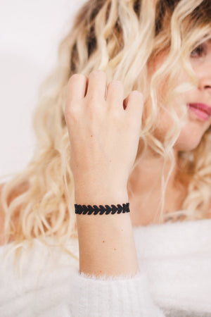zoom, vue gros plan, bracelet épi de blé, couleur noir. Vue taille réelle, porté sur poignet par mannequin Dorine Gaudin. Bijoux fantaisies en silicone, ladygum, marque française, créateurs, designers. Style nature, manchette femme, blé, champêtre, flèche, indien. Léger, souple, longueur réglable, bracelet ajustable, fermoir en T, résistant à l'eau, à la chaleur, à la lumière, minimisant les allergies. Cadeau original.