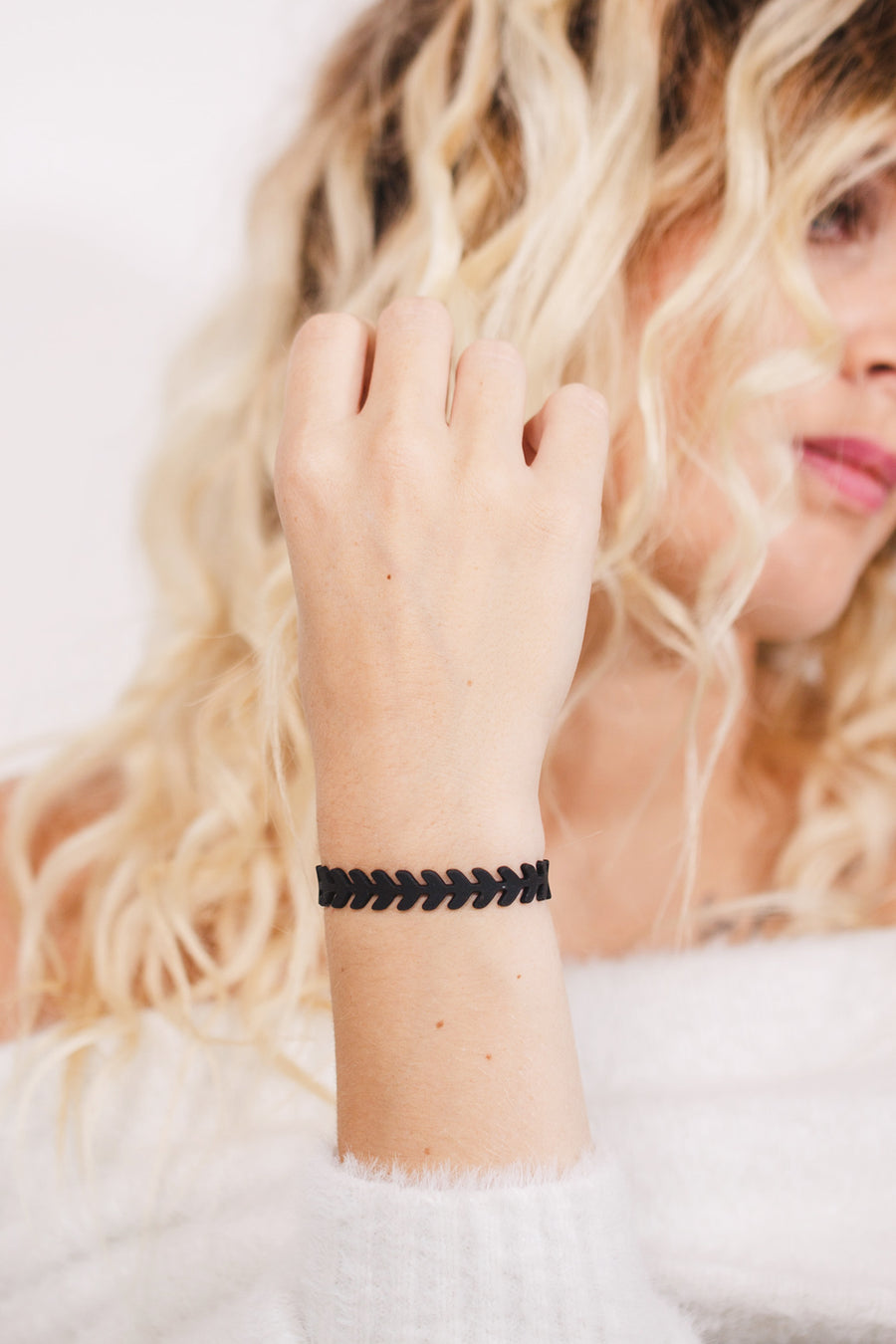zoom, vue gros plan, bracelet épi de blé, couleur noir. Vue taille réelle, porté sur poignet par mannequin Dorine Gaudin. Bijoux fantaisies en silicone, ladygum, marque française, créateurs, designers. Style nature, manchette femme, blé, champêtre, flèche, indien. Léger, souple, longueur réglable, bracelet ajustable, fermoir en T, résistant à l'eau, à la chaleur, à la lumière, minimisant les allergies. Cadeau original.