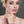 vue détails, gros plan, bracelet hibiscus, couleur noir, porté par mannequin, poignet. Silicone, bijoux fantaisies, ladygum, marque française, créateurs, designers. Style été, plage, nature, fleur, floral, tropique, tropical, jasmin, exotique, îles, manchette. Souple, léger, longueur réglable, bracelet ajustable, fermoir en T. Résistant à l'eau, à la lumière, à la chaleur, minimisant les allergies.