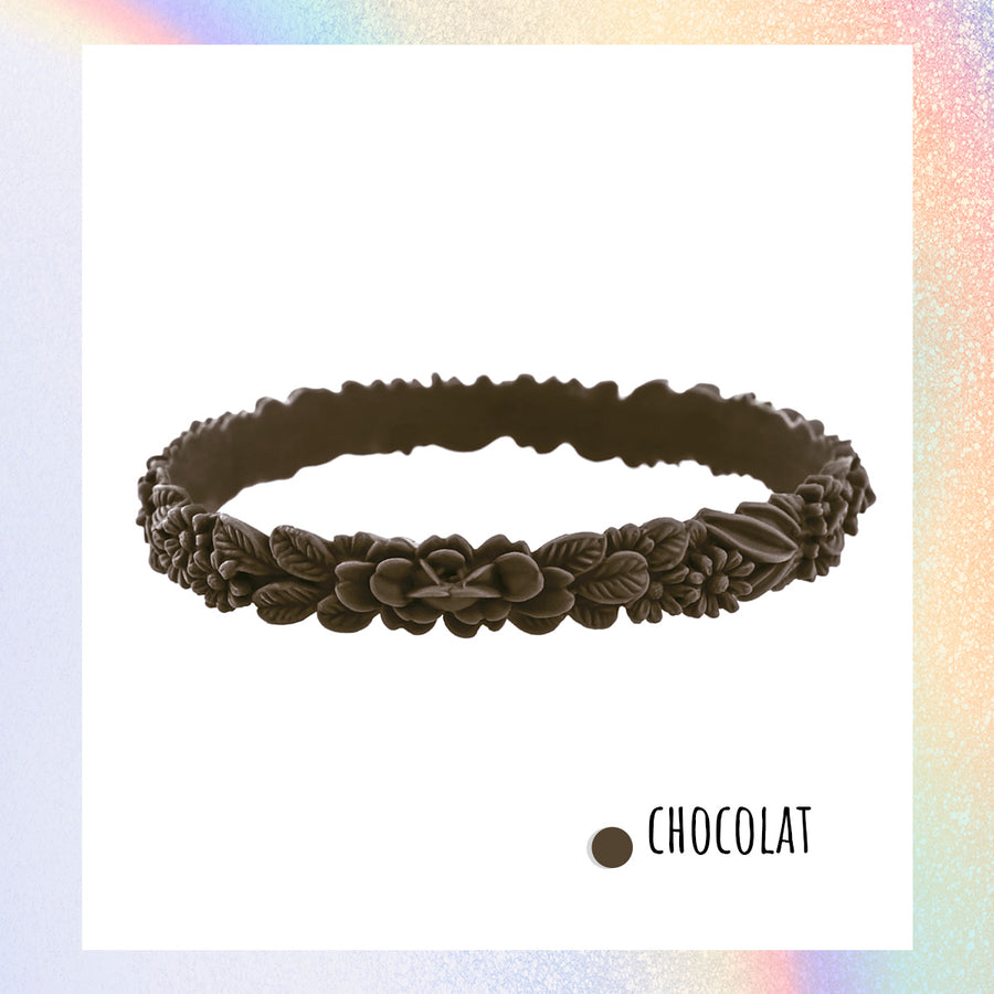 zoom, vue gros plan, bracelet boho les fleurettes, couleur chocolat, marron foncé, brun foncé. Laydugm, bijoux fantaisies en silicone, marque frnaçaise. Bracelet non ajustable, taille unique, facile à enfiler au poignet. Bracelets aux fleurs en relief. Cadeau original