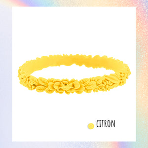 zoom, vue gros plan, bracelet boho les fleurettes, couleur citron. Bijoux fantaisies en silicone, ladygum, marque française. Bracelet aux fleurs en relief, non ajustable, taille unique, facile à enfiler au poignet. Cadeau original.