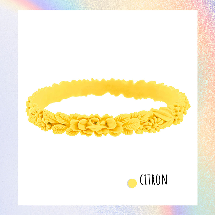 zoom, vue gros plan, bracelet boho les fleurettes, couleur citron. Bijoux fantaisies en silicone, ladygum, marque française. Bracelet aux fleurs en relief, non ajustable, taille unique, facile à enfiler au poignet. Cadeau original.
