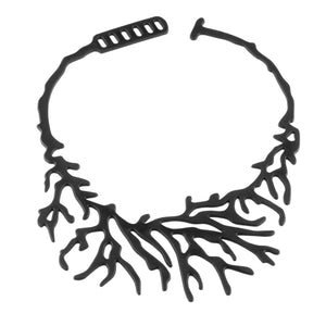 vue à plat, en entier, collier corail, disponible en noir. Silicone, bijoux fantaisies. Marque française, créateurs, designers. Style nature, floral, aquatique, tropical, tropique, été, plage. LadyGum. Léger, souple, longueur réglable, bijou ajustable, fermoir en T.