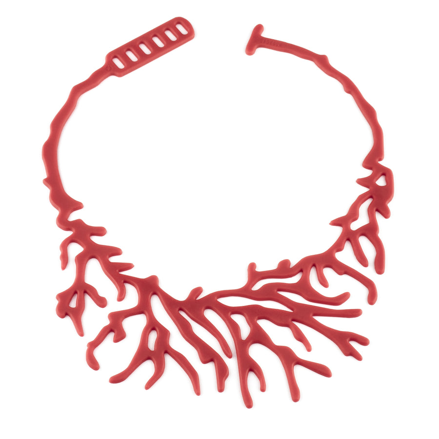 vue à plat, en entier, collier corail, disponible en rouge/brique/corail. Silicone, bijoux fantaisies. Marque française, créateurs, designers. Style nature, floral, aquatique, tropical, tropique, été, plage. LadyGum. Léger, souple, longueur réglable, bijou ajustable, fermoir en T.