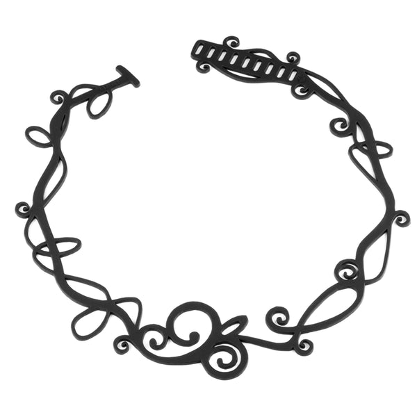 vue à plat, en entier, collier courbe, disponible en noir. Bijoux fantaisies, marque française, designers, créateurs. Silicone. Souple, léger, longueur réglable, ajustable, fermoir en T. Bijou tatoo, bijou original.