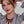 vue collier émeraude, taille réelle, porté sur mannequin, youna. Noir, silicone, ladygum, créateurs, designers, marque française, bijoux fantaisies. Souple, léger, minimisant les allergies, résistant à l'eau, à la chaleur, longueur réglable, collier emeraude ajustable, fermoir en T.