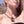 vue taille réelle, collier ginkgo, porté par mannequin, dorine gaudin. Silicone, noir, bijoux fantaisies, ladygum, marque française, créateurs, designers. Souple, léger, minimisant les allergies, résistant à l'eau, à la chaleur, longueur réglable, bijoux ajustables. Style feuilles, printemps, japon, nature, fleurs, floral, fleuri. Modèle ginkgo.