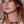 vue taille réelle, collier nymphéa, porté par mannequin, youna. Style lotus, nénuphar, fleur, nature, minimaliste, zen, hippie. Bijoux fantaisies, silicone, noir, ladygum, marque française, créateurs, designers. Minimisant les allergies, résistant à l'eau, à la chaleur, souple, léger, longueur réglable, fermoir en T, ajustable. Modèle nymphéa.