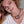 vue taille réelle, collier nymphéa, porté par mannequin, youna. Style lotus, nénuphar, fleur, nature, minimaliste, zen, hippie. Bijoux fantaisies, silicone, noir, ladygum, marque française, créateurs, designers. Minimisant les allergies, résistant à l'eau, à la chaleur, souple, léger, longueur réglable, fermoir en T, ajustable. Modèle nymphéa.