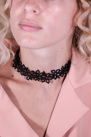 vue collier fleur de tiaré court, ras de cou, choker, taille réelle, porté sur mannequin, dorine gaudin. Silicone, noir, ladygum, bijoux fantaisies, marque française, créateurs, desginers. Souple, léger, longueur réglable, ajustable, fermoir en T, minimisant les allergies, résistant à l'eau, à la chaleur. Style fleur, floral, nature, féminin, printemps, hippie, bohème.