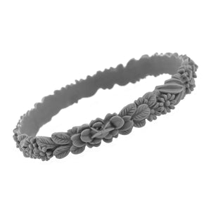 zoom, vue gros plan, bracelet les fleurettes, couleur acier, gris. Bijoux fantaisies, marque française, ladygum, silicone. Bracelet souple, délicat, non ajustable. Fleurs en relief. Idée cadeau de table pour toute la famille. Originale