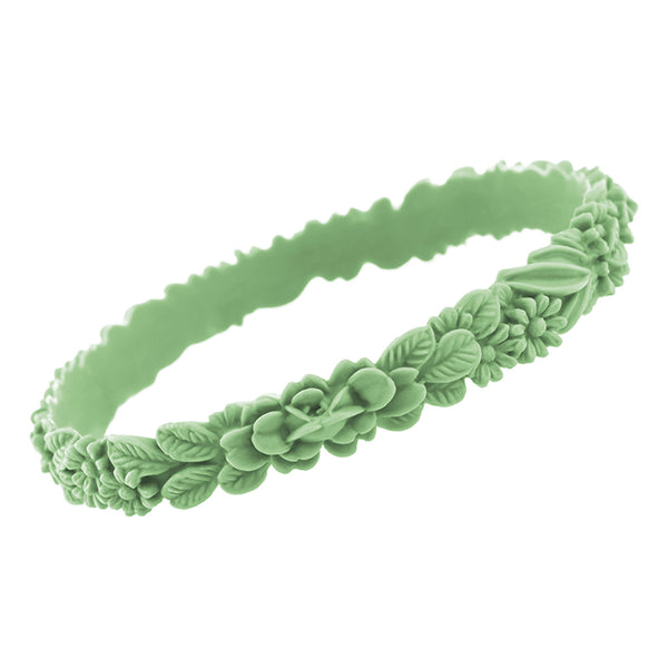 zoom, vue gros plan, bracelet boho Les Fleurettes, couleur amande, vert pastel. Bijoux fantaisies en silicone, marque française, ladygum. Bracelet taille unique, non ajustable, facile à enfiler. Bracelets aux fleurs en relief. Original, minimisant les allergies. Cadeau pour les fêtes.
