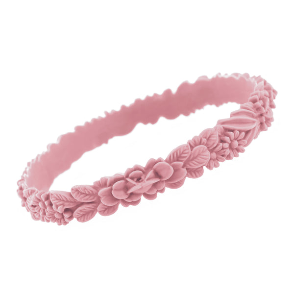 zoom, vue gros plan, bracelet boho les fleurettes, couleur barbe à papa, rose pastel, rose poudré. Bijoux fantaisies en silicone, marque française, ladygum. Bracelet aux fleurs en relief, taille unique, non ajustable, facile à enfiler au poignet. Cadeau original pour les fêtes.