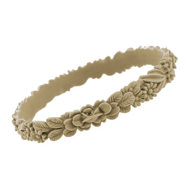 zoom, vue gros plan, en entier, bracelet boho les fleurettes, couleur cappucino, beige, brun, marron clair. Bijoux fantaisies en silicone, marque française, ladygum. Bracelet non ajustable, taille unique, facile à enfiler au poignet. Bracelets aux fleurs en relief, minimisant les allergies. Cadeau original