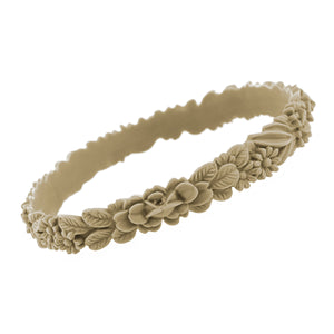 zoom, vue gros plan, en entier, bracelet boho les fleurettes, couleur cappucino, beige, brun, marron clair. Bijoux fantaisies en silicone, marque française, ladygum. Bracelet non ajustable, taille unique, facile à enfiler au poignet. Bracelets aux fleurs en relief, minimisant les allergies. Cadeau original