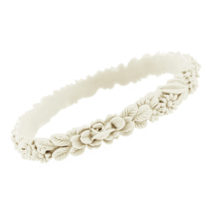 zoom, vue gros plan, bracelet boho les fleurettes, couleur chantilly, blanc, beige clair. Bijoux fantaisies en silicone, marque française, ladygum. Bracelet aux flerus en relief, non ajustable, facile à enfiler, taille unique. Cadeau original