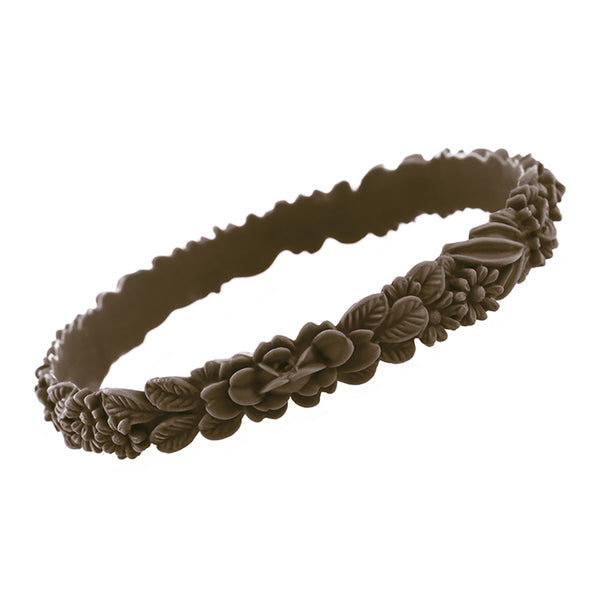 zoom, vue gros plan, bracelet boho les fleurettes, couleur chocolat, marron foncé, brun foncé. Laydugm, bijoux fantaisies en silicone, marque frnaçaise. Bracelet non ajustable, taille unique, facile à enfiler au poignet. Bracelets aux fleurs en relief. Cadeau original
