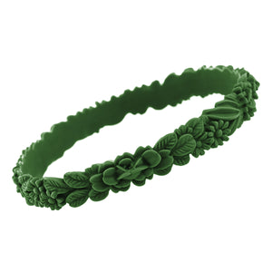 vue zoom, gros plan, en entier, bracelet boho les fleurettes, couleur mojito, vert sapin, vert foncé, vert bouteille. Bijoux fantaisies en silicone, marque française, ladygum. Bracelet fleurs en relief, non ajustable, taille unique, facile à enfiler au poignet. Belle idée cadeau originale.