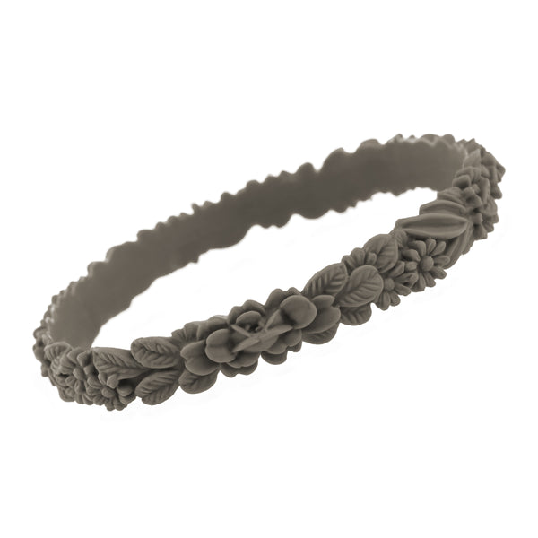 vue zoom, gros plan, en entier, bracelet boho les fleurettes, couleur moka/gris/taupe. Bijoux fantaisies en silicone, ladygum, marque française. Bracelet aux fleurs en relief, non ajustable, taille unique, facile à enfiler au poignet. Cadeau original