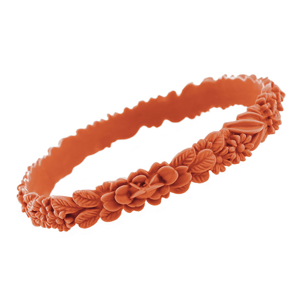 vue zoom, gros plan, en entier, bracelet boho les fleurettes, couleur papaye, orange, rouille, citrouille. Bijoux fantaisies en silicone, marque française, ladygum. Bracelet aux fleurs en relief, non ajustable, taille unique, facile à enfiler au poignet. Belle idée cadeau originale