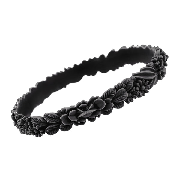 zoom, vue gros plan, en entier, bracelet boho les fleurettes, couleur réglisse, noir. Bijoux fantaisies en silicone, marque française, ladyugm. Bracelet aux fleurs en relief, non ajustable, taille unique, facile à enfiler au poignet. Belle idée cadeau originale