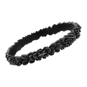 zoom, vue gros plan, en entier, bracelet boho les fleurettes, couleur réglisse, noir. Bijoux fantaisies en silicone, marque française, ladyugm. Bracelet aux fleurs en relief, non ajustable, taille unique, facile à enfiler au poignet. Belle idée cadeau originale