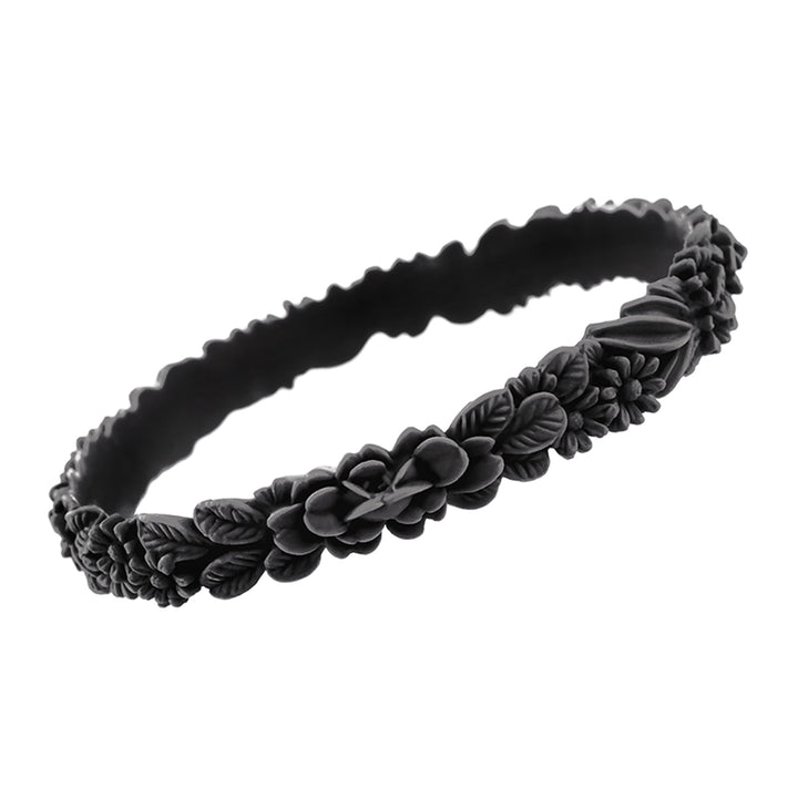 zoom, vue gros plan, en entier, bracelet boho les fleurettes, couleur réglisse, noir. Bijoux fantaisies en silicone, marque française, ladyugm. Bracelet aux fleurs en relief, non ajustable, taille unique, facile à enfiler au poignet. Belle idée cadeau originale
