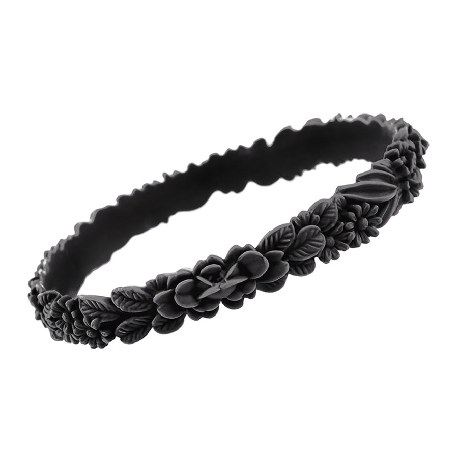 zoom, vue gros plan, en entier, bracelet boho les fleurettes, couleur réglisse, noir. Bijoux fantaisies en silicone, marque française, ladyugm. Bracelet aux fleurs en relief, non ajustable, taille unique, facile à enfiler au poignet. Belle idée cadeau originale