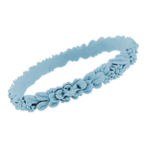 zoom, vue gros plan, en entier, bracelet boho les fleurettes, couleur stroumph, bleu ciel, bleu bébé, bleu pastel. Bijoux fantaisies en silicone, ladygum, marque française. Bracelet aux fleurs en relief, non ajustable, taille unique, facile à enfiler au poignet. Cadeau original