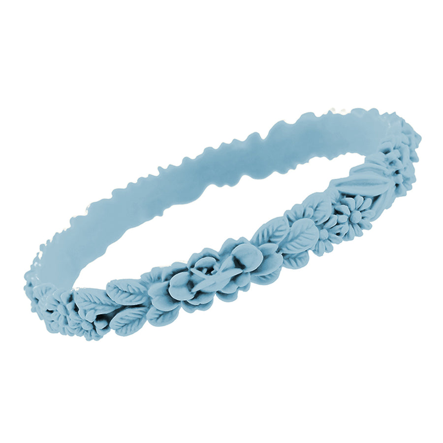 zoom, vue gros plan, en entier, bracelet boho les fleurettes, couleur stroumph, bleu ciel, bleu bébé, bleu pastel. Bijoux fantaisies en silicone, ladygum, marque française. Bracelet aux fleurs en relief, non ajustable, taille unique, facile à enfiler au poignet. Cadeau original