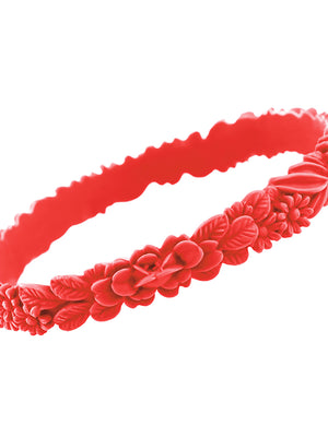 zoom, vue gros plan, en entier, bracelet boho les fleurettes, couleur tagada, rouge vif. Bijoux fantaisies en silicone, marque française, ladygum. Bracelet aux fleurs en relief, non ajustable, taille unique, facile à enfiler au poignet. Cadeau original