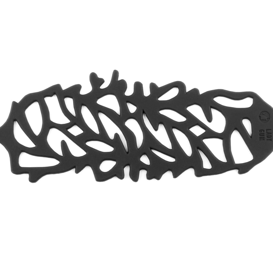 vue gros plan, détails, taille réelle, bracelet corail, couleur noir. Silicone, bijoux fantaisies, ladygum, marque française, créateurs, designers. Style été, plage, nature, lagon, mer, coquillage, manchette. Souplé, léger, longueur réglable, bracelet ajustable, fermoir en T. Résistant à l'eau, à la lumière, à la chaleur, minimisant les allergies.