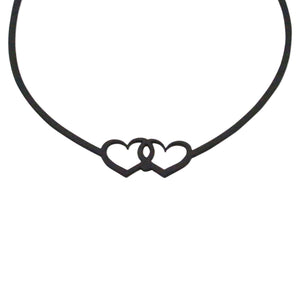 vue gros plan, détails, taille réelle, collier love 2 love. Noir, silicone, LadyGum, bijoux fantaisies, marque française, créateurs, designers. Style coeur, amour, passion, amitié. Léger, souple, longueur réglable, collier ajustable, résistant à l'eau, à la chaleur, minimisant les allergies.
