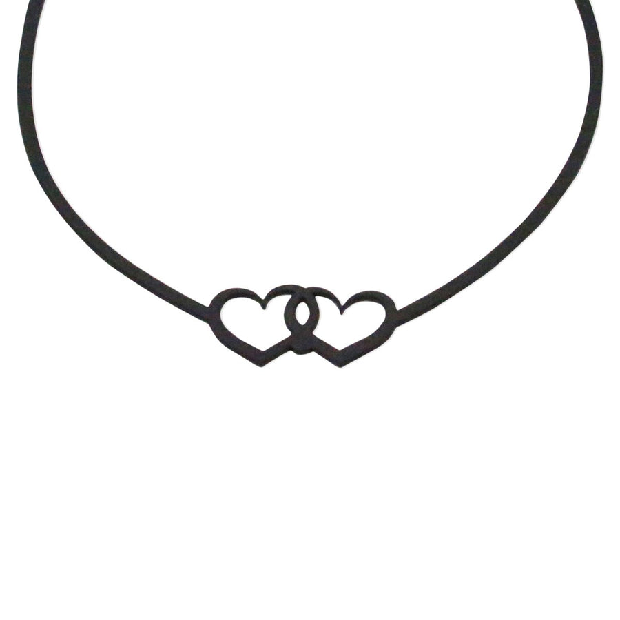 vue gros plan, détails, taille réelle, collier love 2 love. Noir, silicone, LadyGum, bijoux fantaisies, marque française, créateurs, designers. Style coeur, amour, passion, amitié. Léger, souple, longueur réglable, collier ajustable, résistant à l'eau, à la chaleur, minimisant les allergies.