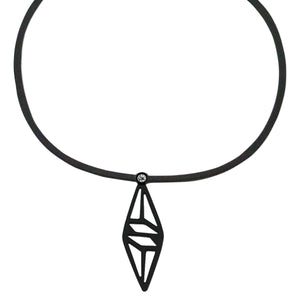 vue gros plan zoom à plat détails collier pendentif graphique noir silicone ladygum strass swarovski cristal amovible riveté bijou fantaisie