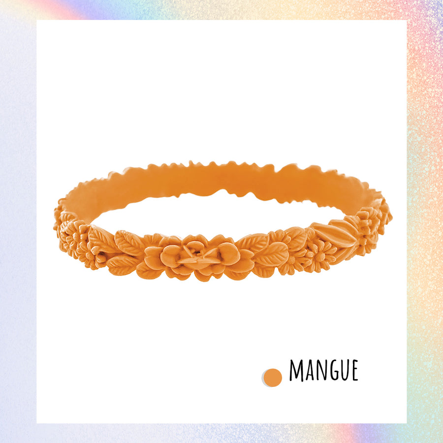 zoom, vue gros plan, en entier, bracelet boho les fleurettes, couleur mangue/orange. Bijoux fantaisies en silicone, marque française, ladygum. Bracelet aux fleurs en relief, non ajustable, taille unique. Cadeau original.