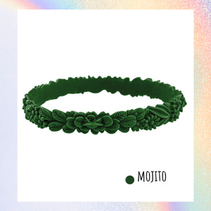 vue zoom, gros plan, en entier, bracelet boho les fleurettes, couleur mojito, vert sapin, vert foncé, vert bouteille. Bijoux fantaisies en silicone, marque française, ladygum. Bracelet fleurs en relief, non ajustable, taille unique, facile à enfiler au poignet. Belle idée cadeau originale.