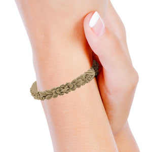 vue porté au poignet par mannequin, zoom, vue gros plan, en entier, bracelet boho les fleurettes, couleur cappucino, beige, brun, marron clair. Bijoux fantaisies en silicone, marque française, ladygum. Bracelet non ajustable, taille unique, facile à enfiler au poignet. Bracelets aux fleurs en relief, minimisant les allergies. Cadeau original