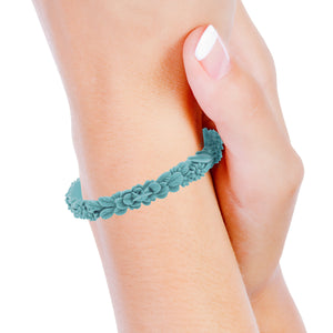 vue porté au poignet par mannequin, vue zoom, gros plan, en entier, bracelet boho les fleurettes, couleur menthe glaciale, vert d'eau, bleu clair, turquoise. Bijoux fantaisies en silicone, marque française, ladygum. Bracelet fleurs en relief, non ajustable, taille unique, facile à enfiler au poignet. Cadeau original.