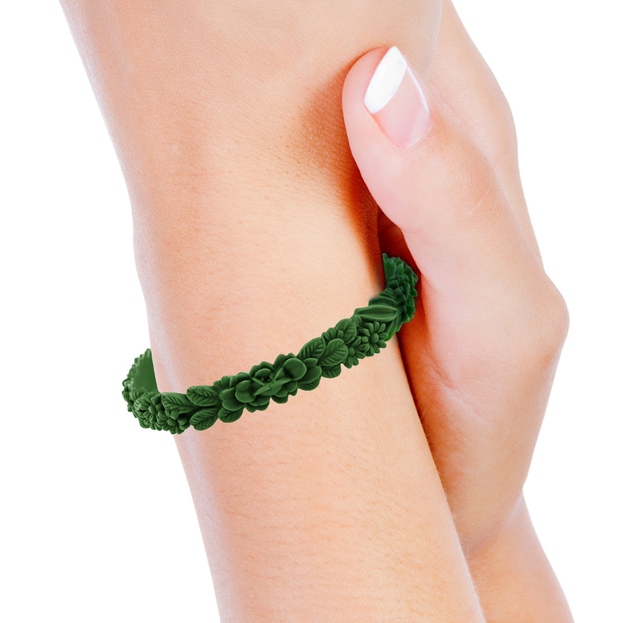 vue porté au poignet sur mannequin, vue zoom, gros plan, en entier, bracelet boho les fleurettes, couleur mojito, vert sapin, vert foncé, vert bouteille. Bijoux fantaisies en silicone, marque française, ladygum. Bracelet fleurs en relief, non ajustable, taille unique, facile à enfiler au poignet. Belle idée cadeau originale.