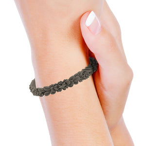 vue porté au poignet par mannequin, vue zoom, gros plan, en entier, bracelet boho les fleurettes, couleur moka/gris/taupe. Bijoux fantaisies en silicone, ladygum, marque française. Bracelet aux fleurs en relief, non ajustable, taille unique, facile à enfiler au poignet. Cadeau original
