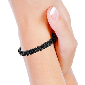 vue porté au poignet par mannequin, zoom, vue gros plan, en entier, bracelet boho les fleurettes, couleur réglisse, noir. Bijoux fantaisies en silicone, marque française, ladyugm. Bracelet aux fleurs en relief, non ajustable, taille unique, facile à enfiler au poignet. Belle idée cadeau originale