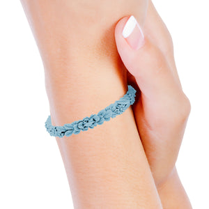 vue porté au poignet par mannequin, zoom, vue gros plan, en entier, bracelet boho les fleurettes, couleur stroumph, bleu ciel, bleu bébé, bleu pastel. Bijoux fantaisies en silicone, ladygum, marque française. Bracelet aux fleurs en relief, non ajustable, taille unique, facile à enfiler au poignet. Cadeau original