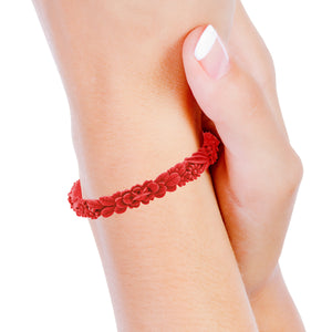 vue porté au poignet sur mannequin, zoom, vue gros plan, en entier, bracelet boho les fleurettes, couleur tagada, rouge vif. Bijoux fantaisies en silicone, marque française, ladygum. Bracelet aux fleurs en relief, non ajustable, taille unique, facile à enfiler au poignet. Cadeau original