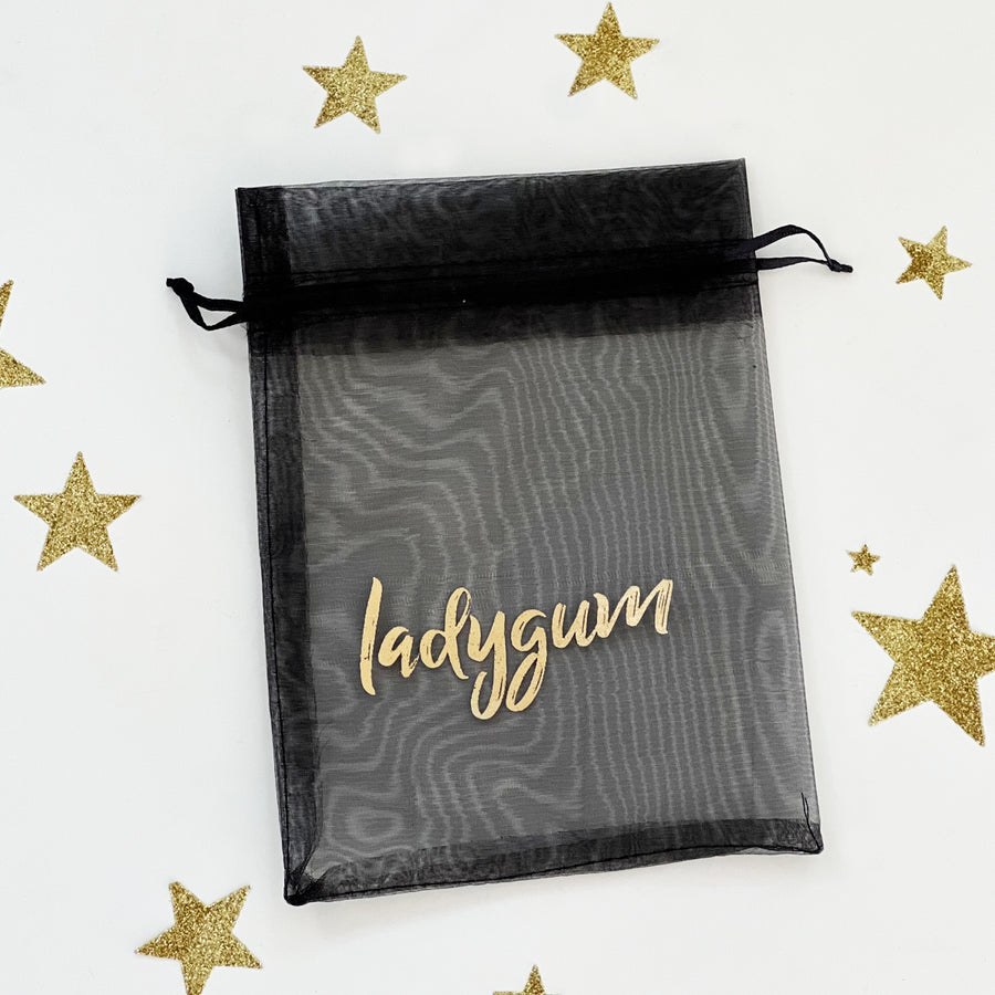 vue emballage réutilisable, pochon noir en organza avec cordon de serrage. Ladygum, marque française, bijoux fantaisies en silicone.